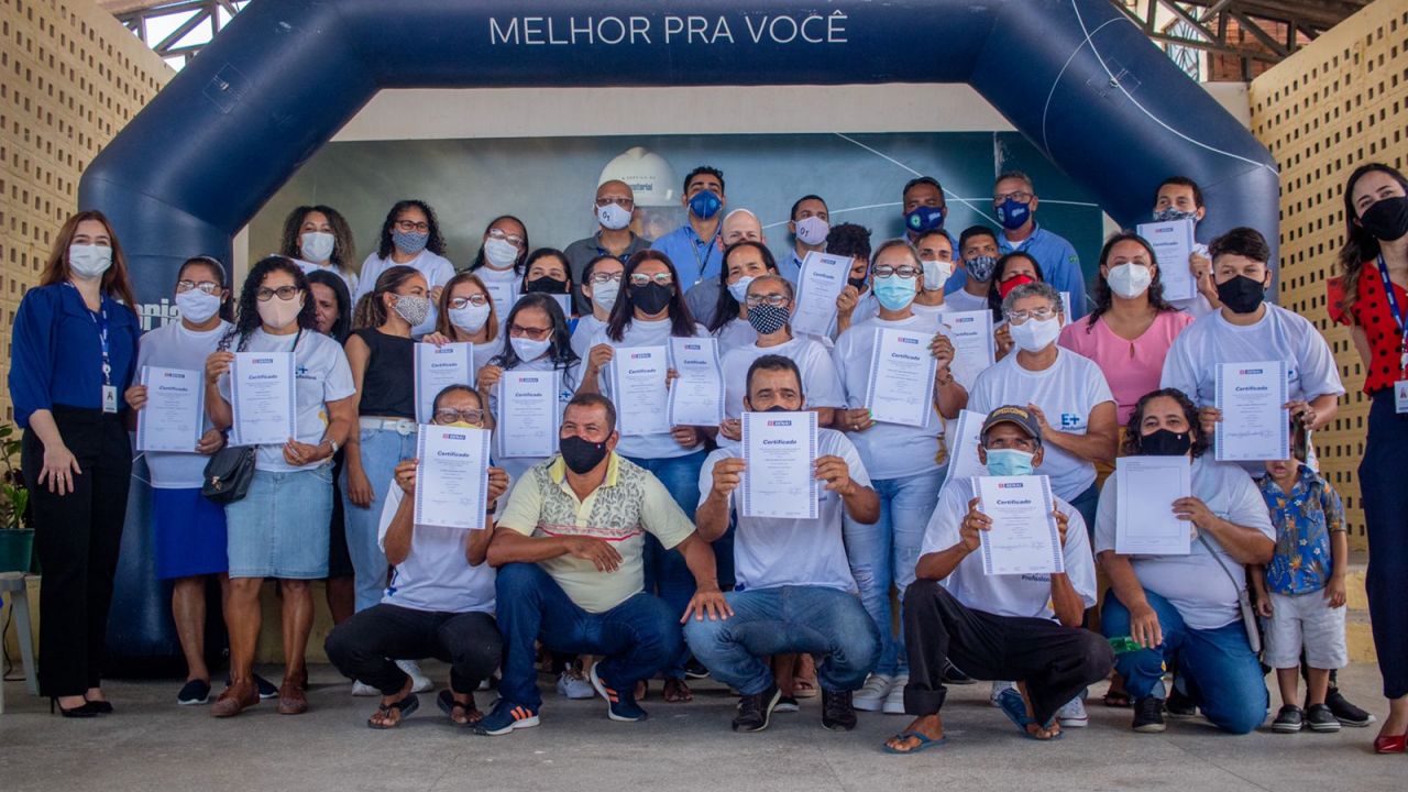 Senai e Equatorial entregam certificados de cursos a moradores da Grota das Piabas