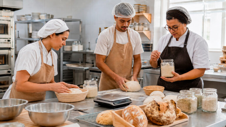 PÃES ARTESANAIS COM FERMENTAÇÃO NATURAL